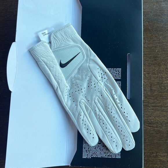 Women’s Right Nike Tour Classic Golf Glove - Picture 4 of 5
